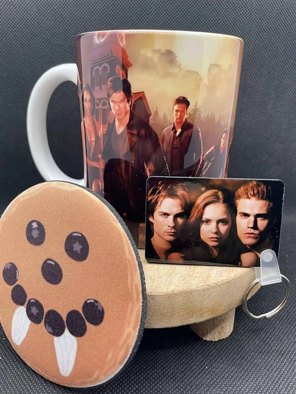 🎁 Coffret Mug – Mug + Porte-clés + Dessous de Tasse – The Vampire Diaries 🩸🖤